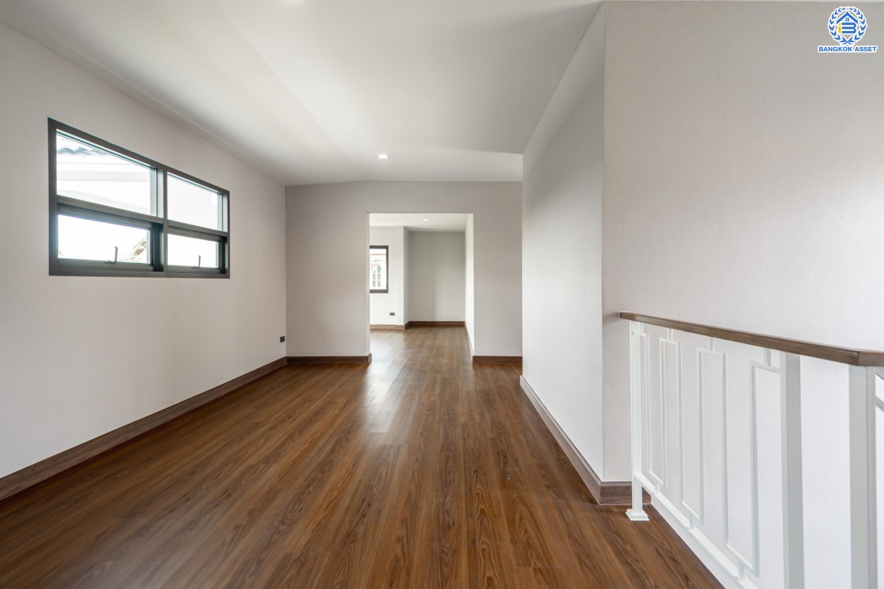 บ้านมือสองตกแต่งใหม่ ม.เมืองเอกประจิม พหลโยธิน87 ตกแต่งครบทุกฟังก์ชัน เนื้อที่ 200 ตร.ว. 3 ห้องนอน 5 ห้องน้ำ 1 ห้องรับรอง จอดรถได้ 3 คัน เชื่อมต่อทุกการเดินทาง ใกล้รถไฟฟ้าสายสีแดง "สถานีหลักหก"และทางด่วน "ศรีสมาน"